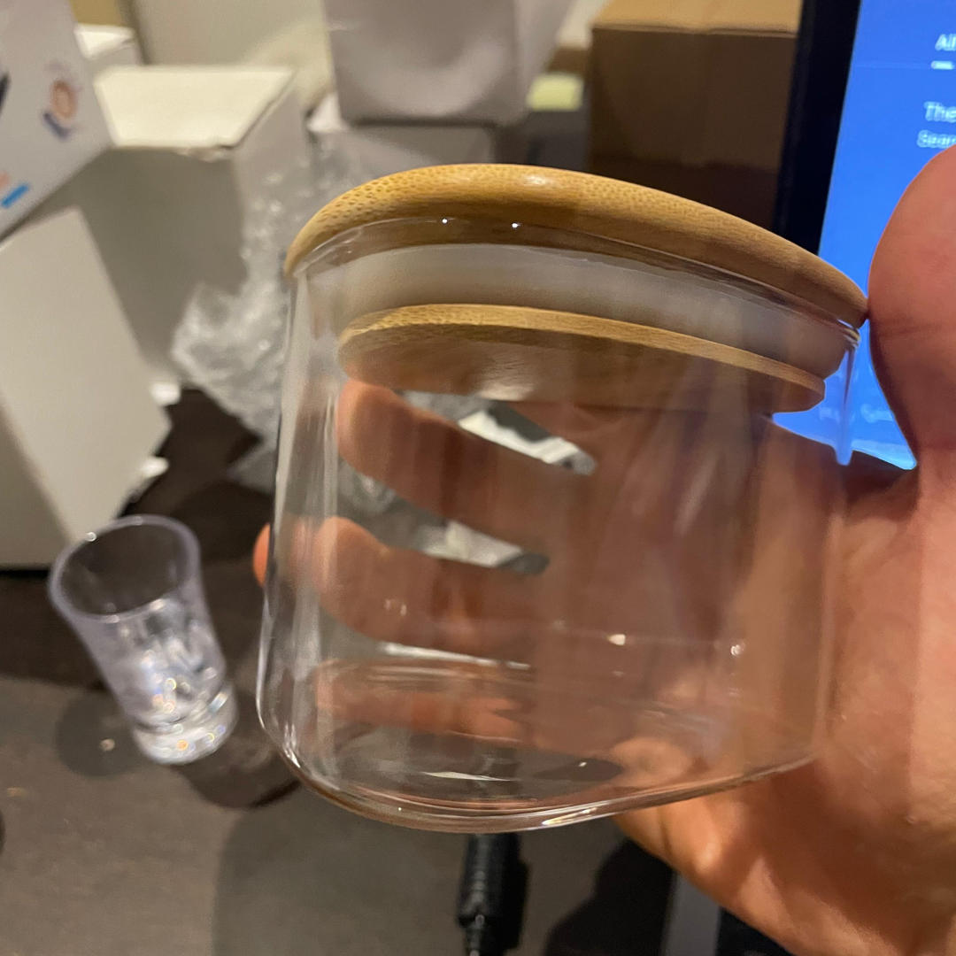 جرة زجاجية على شكل حرف V