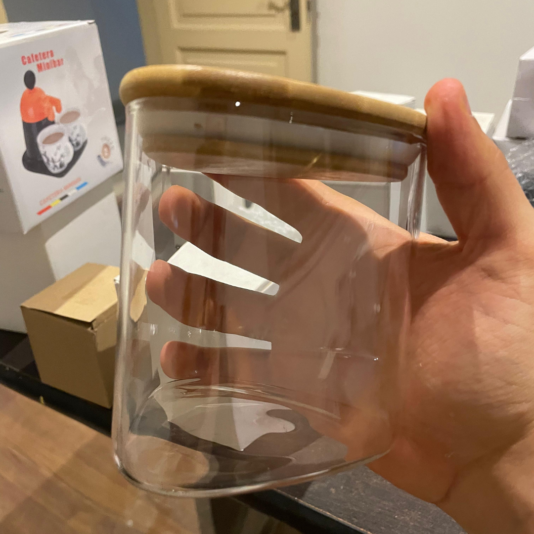 جرة زجاجية على شكل حرف V